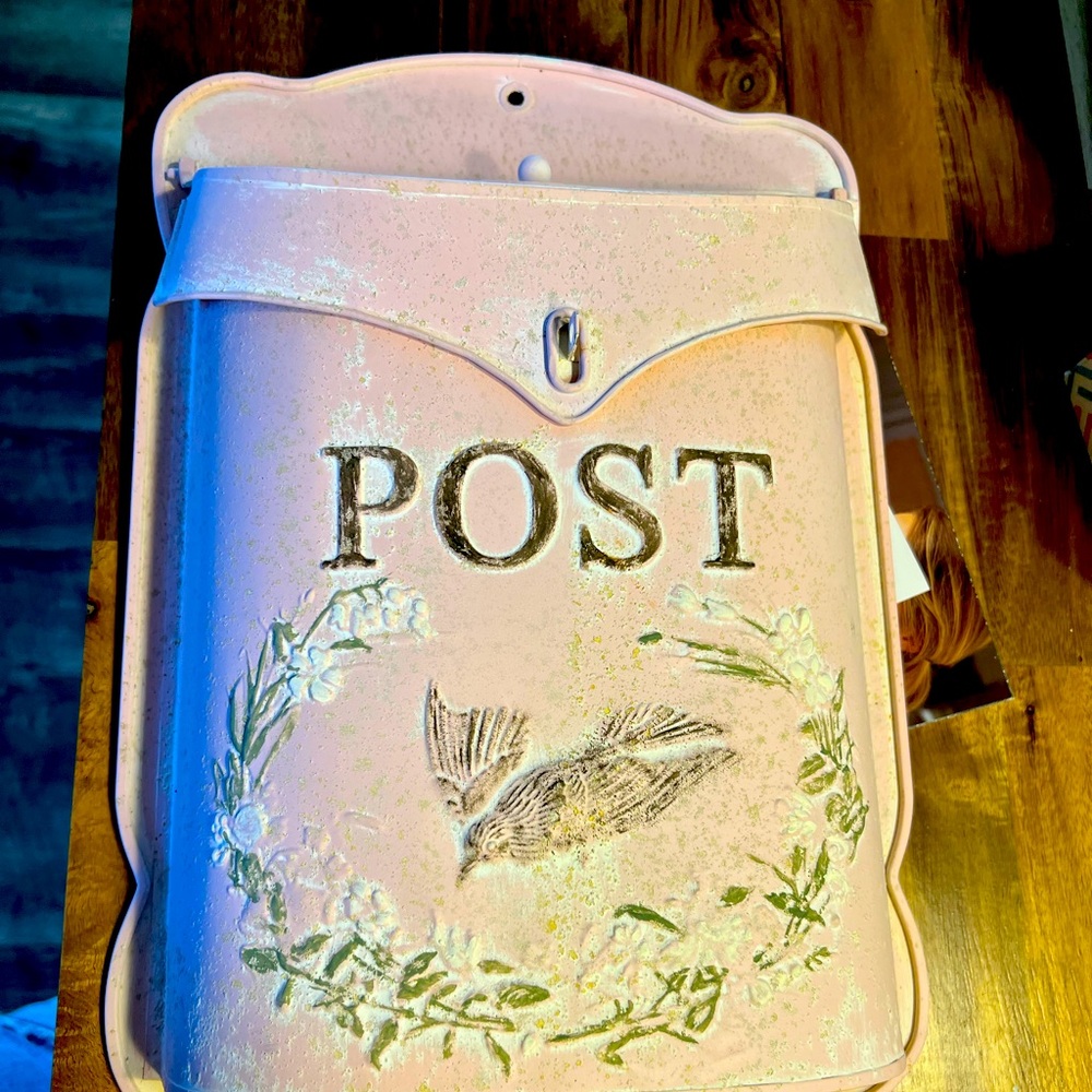 Vintage Style Pink Metal Wall-Mounted Mailbox
